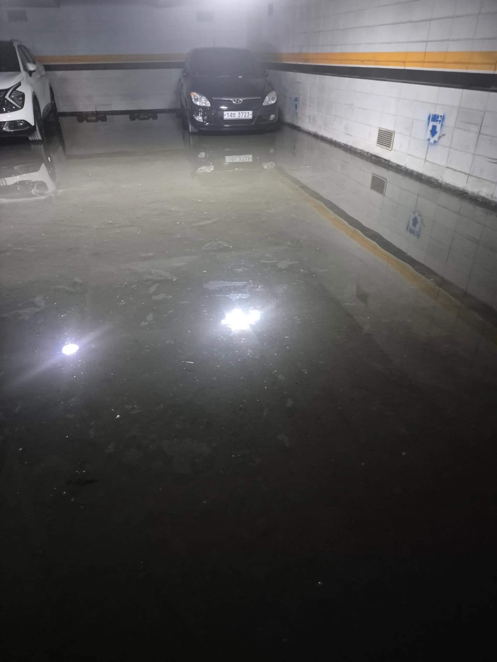 물이 차오른 지하 주차장 작업 전
